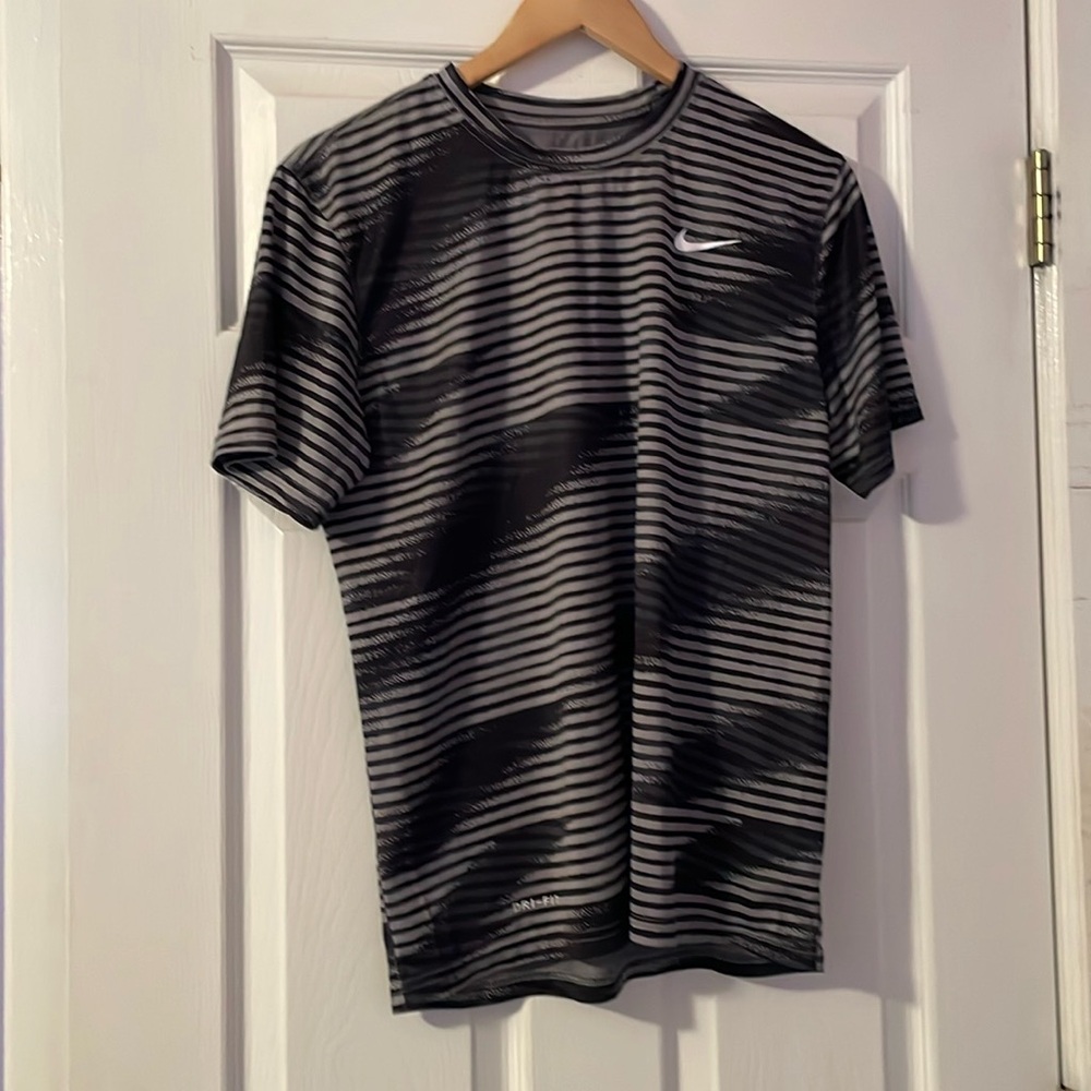 Nike dri-fit tee men’s size M black gray striped